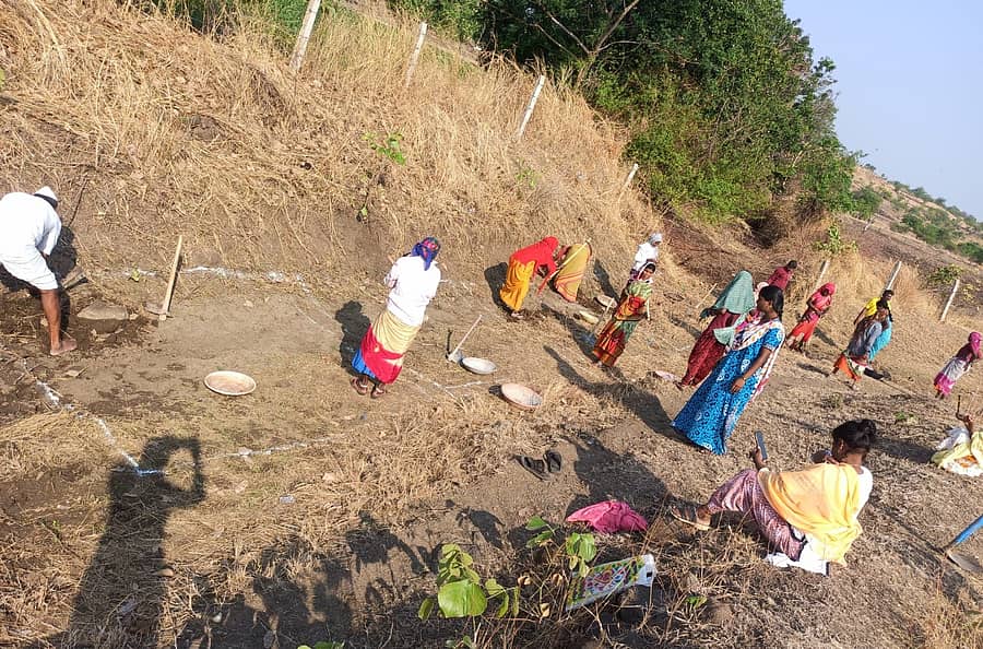 ಕಮಲಾಪುರ ತಾಲ್ಲೂಕಿನ ಕಿಣ್ಣಿ ಸರಫೋಸ್‌ ಸುನಾರ ತಾಂಡಾದಲ್ಲಿ ಗುರುವಾರ ಉದ್ಯೋಗ ಖಾತ್ರಿ ಯೋಜನೆಯಡಿ ಕಾರ್ಮಿಕರು ನಾಲೆ ಹೂಳೆತ್ತಿದ್ದರು