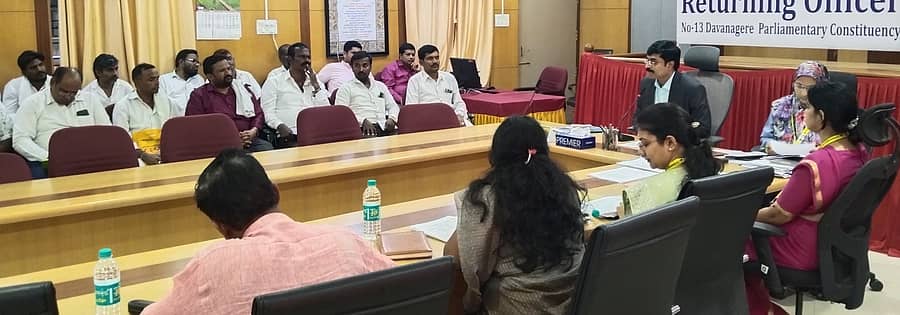 ದಾವಣಗೆರೆಯಲ್ಲಿ ನಡೆದ ಸಭೆಯಲ್ಲಿ ಜಿಲ್ಲಾ ಚುನಾವಣಾಧಿಕಾರಿ ಡಾ.ಎಂ.ವಿ.ವೆಂಕಟೇಶ್, ಅಭ್ಯರ್ಥಿಗಳು ಹಾಗೂ ಅವರ ಪ್ರತಿನಿಧಿಗಳ ಜೊತೆ ಚರ್ಚಿಸಿದರು