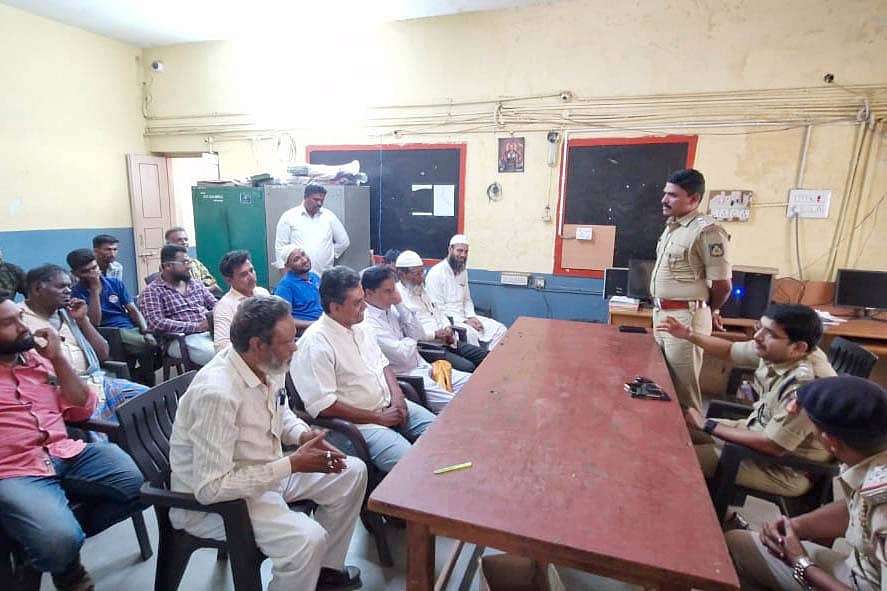 ಚನ್ನಗಿರಿಯ ಪೊಲೀಸ್ ಠಾಣೆ ಸಭಾಂಗಣದಲ್ಲಿ ನಡೆದ ಶಾಂತಿ ಸಭೆಯಲ್ಲಿ ಸಿಐ ಬಿ. ನಿರಂಜನ್ ಮಾತನಾಡಿದರು. ಡಿವೈಎಸ್ಪಿ ಪ್ರಶಾಂತ್ ಜಿ. ಮುನ್ನೋಳಿ ಉಪಸ್ಥಿತರಿದ್ದರು