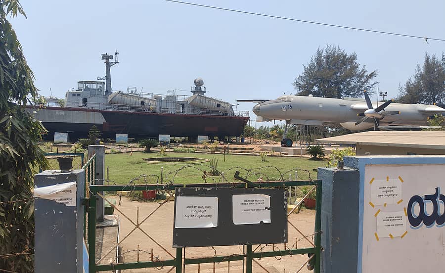 ಕಾರವಾರದ ಟ್ಯಾಗೋರ್ ಕಡಲತೀರದಲ್ಲಿರುವ ಐ.ಎನ್.ಎಸ್ ಚಪಲ್ ಯುದ್ಧನೌಕೆ ವಸ್ತುಸಂಗ್ರಹಾಲಯದ ದುರಸ್ತಿ ನಡೆಯುತ್ತಿರುವ ಹಿನ್ನೆಲೆಯಲ್ಲಿ ಉದ್ಯಾನದ ಗೇಟ್‌ ಮುಚ್ಚಿದೆ