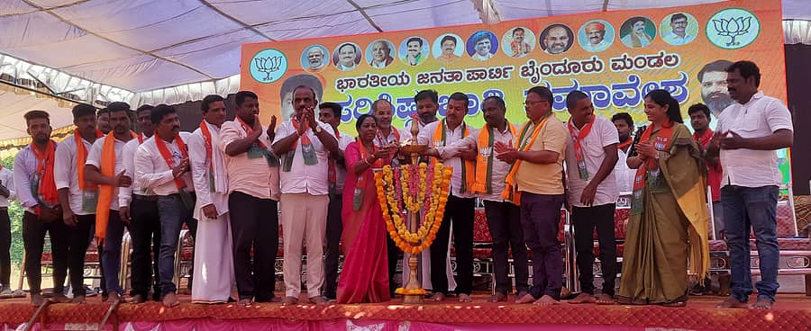 ಬೈಂದೂರು ತಾಲ್ಲೂಕಿನ ಕಿರಿಮಂಜೇಶ್ವರದಲ್ಲಿ ಭಾನುವಾರ ಬೈಂದೂರು ಮಂಡಲ ಬಿಜೆಪಿ ಎಸ್ಸಿ ಮೋರ್ಚಾ ಸಮಾವೇಶ ನಡೆಯಿತು