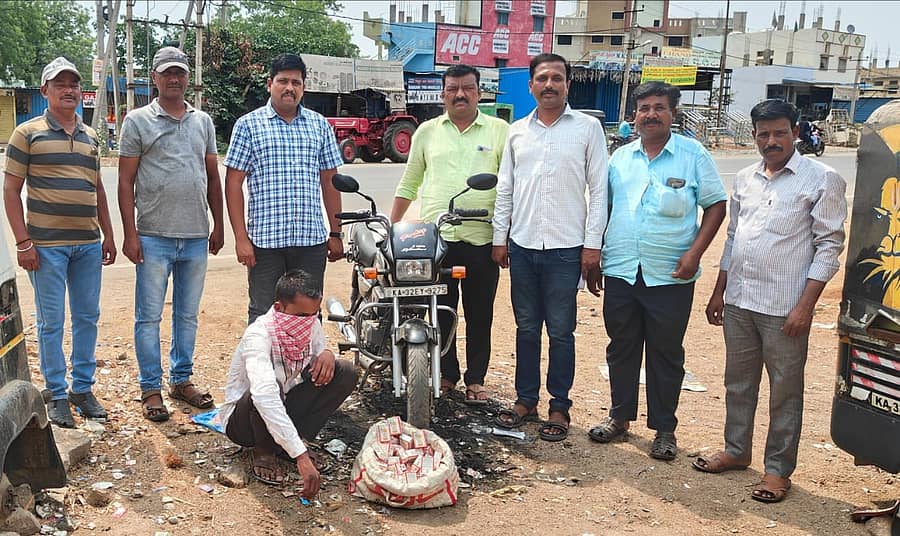 ಶಹಾಪುರ ನಗರದ ಭೀಮರಾನಯಗುಡಿ ವೃತ್ತದ ಬಳಿ ಬೈಕ್ನಲ್ಲಿ ಅಕ್ರಮವಾಗಿ ಸಾಗಿಸುತ್ತಿದ್ದ 8.640 ಲೀಟರ್ ಮದ್ಯ ವಶಪಡಿಸಿಕೊಂಡಿದ್ದಾರೆ