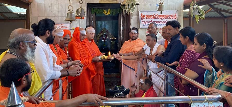 ಸೋಮವಾರಪೇಟೆ ತಾಲ್ಲೂಕಿನ ಪುಷ್ಪಗಿರಿಯ ಶಾಂತಮಲ್ಲಿಕಾರ್ಜುನ ದೇವಾಲಯದಲ್ಲಿ ಮಳೆಗಾಗಿ ಕೊಡಗು ಮತ್ತು ಹಾಸನ ಜಿಲ್ಲೆಯ ಸ್ವಾಮೀಜಿಗಳು ವಿಶೇಷ ಪ್ರಾರ್ಥನೆ ಸಲ್ಲಿಸಿದರು. ಶಾಂತಮಲ್ಲಿಕಾರ್ಜುನ ಸ್ವಾಮೀಜಿ, ಅಭಿನವ ಸಿದ್ದಲಿಂಗ ಶಿವಾಚಾರ್ಯ ಸ್ವಾಮೀಜಿ, ಸದಾಶಿವ ಸ್ವಾಮೀಜಿ, ಮಹಾಂತ ಸ್ವಾಮೀಜಿ ಪಾಲ್ಗೊಂಡಿದ್ದರು