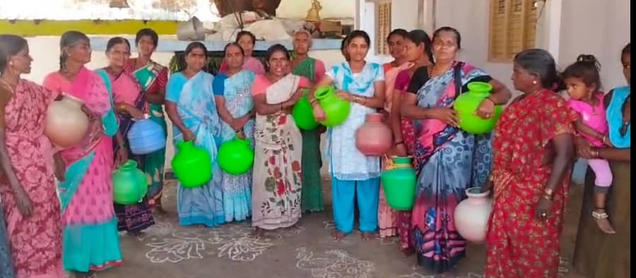 ಶಿರಾ ತಾಲ್ಲೂಕಿನ ಬುಕ್ಕಾಪಟ್ಟಣ ಗ್ರಾಮ ಪಂಚಾಯಿತಿ ವ್ಯಾಪ್ತಿಯ ಮಾರುತಿ ನಗರ ವಾರ್ಡ್‌ನಲ್ಲಿ ಕುಡಿಯುವ ನೀರು ಪೂರೈಸುವಂತೆ ಒತ್ತಾಯಿಸಿ ಮಹಿಳೆಯರು ಖಾಲಿ ಕೊಡ ಪ್ರದರ್ಶಿಸಿ ಪ್ರತಿಭಟನೆ ನಡೆಸಿದರು