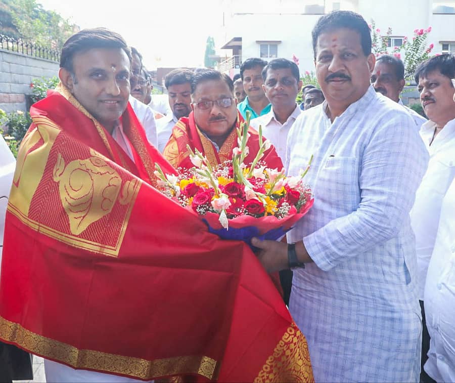 ಶಾಸಕ ಎಸ್.ಆರ್.ವಿಶ್ವನಾಥ್ ಅವರು ಚಿಕ್ಕಬಳ್ಳಾಪುರ ಲೋಕಸಭಾ ಕ್ಷೇತ್ರದ ಬಿಜೆಪಿ ಅಭ್ಯರ್ಥಿ ಡಾ.ಕೆ.ಸುಧಾಕರ್ ಅವರಿಗೆ ಶಾಲು ಹೊದಿಸಿ, ಹೂಗುಚ್ಛ ನೀಡಿ ಸ್ವಾಗತಿಸಿದರು. ರಾಜ್ಯ ಬಿಜೆಪಿ ಉಸ್ತುವಾರಿ ರಾಧಾ ಮೋಹನ್ದಾಸ್ ಅಗರ್ವಾಲ್ ಉಪಸ್ಥಿತರಿದ್ದರು.