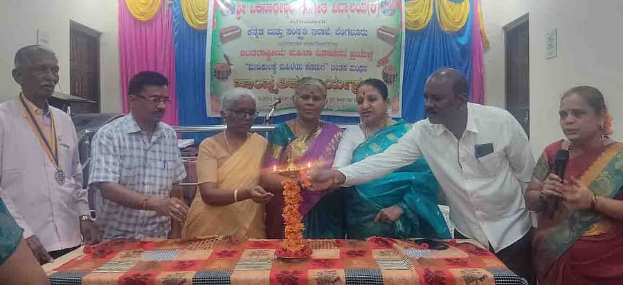 ಹಿರಿಯೂರಿನ ರೋಟರಿ ಭವನದಲ್ಲಿ ಶನಿವಾರ ಏಕನಾಥೇಶ್ವರಿ ಸಂಗೀತ ವಿದ್ಯಾಲಯ, ಕನ್ನಡ ಮತ್ತು ಸಂಸ್ಕೃತಿ ಇಲಾಖೆ ಸಹಯೋಗದಲ್ಲಿ ಹಮ್ಮಿಕೊಂಡಿದ್ದ ಅಂತರ ರಾಷ್ಟ್ರೀಯ ಮಹಿಳಾ ದಿನಾಚರಣೆಯನ್ನು ಅರ್ಬನ್ ಬ್ಯಾಂಕ್ ಮಾಜಿ ನಿರ್ದೇಶಕಿ ಮೋಹಿನಿಶ್ರೀನಿವಾಸ್ ಉದ್ಘಾಟಿಸಿದರು.