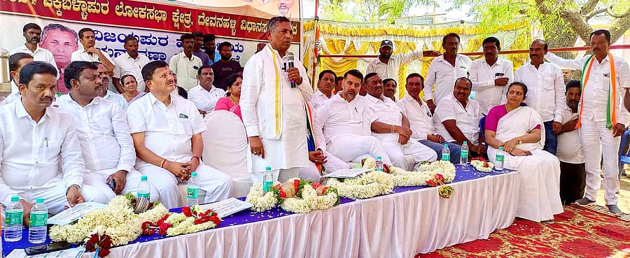 ವಿಜಯಪುರ ಹೋಬಳಿ ಭಟ್ರೇನಹಳ್ಳಿ ಗ್ರಾಮದಲ್ಲಿ ಬಿಜ್ಜವಾರ ಜಿಲ್ಲಾ ಪಂಚಾಯಿತಿ ವ್ಯಾಪ್ತಿಯ ಕಾಂಗ್ರೆಸ್ ಕಾರ್ಯಕರ್ತರ ಸಭೆಯಲ್ಲಿ ಸಚಿವ ಕೆ.ಎಚ್.ಮುನಿಯಪ್ಪ ಮಾತನಾಡಿದರು. ಕಾಂಗ್ರೆಸ್ ಅಭ್ಯರ್ಥಿ ರಕ್ಷಾರಾಮಯ್ಯ ಇದ್ದರು