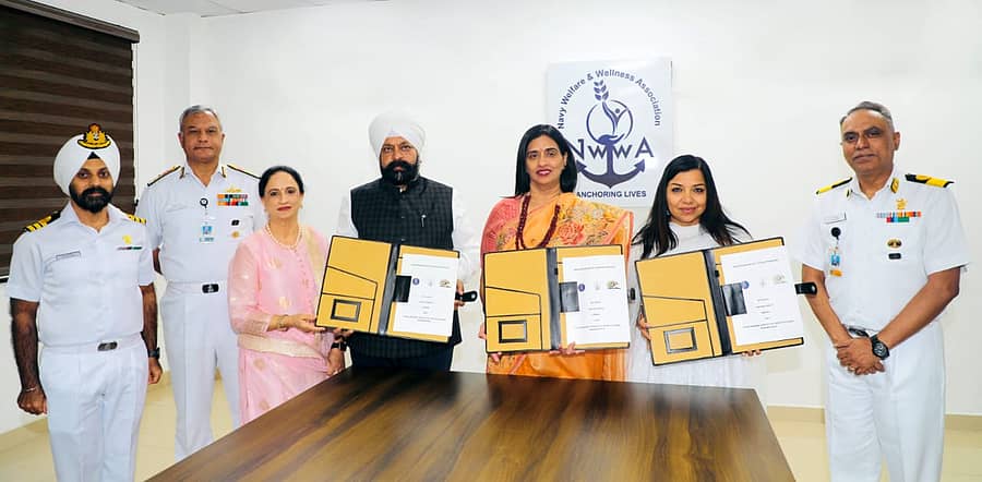 ಗುರುನಾನಕ್ ಶಿಕ್ಷಣ ಸಮೂಹ ಸಂಸ್ಥೆ ಹಾಗೂ ನೌಕಾಪಡೆ ನಡುವೆ ನವದೆಹಲಿಯಲ್ಲಿ ಬುಧವಾರ ಒಪ್ಪಂದಕ್ಕೆ ಸಹಿ ಮಾಡಿದ ಕಡತಗಳನ್ನು ಪ್ರದರ್ಶಿಸಲಾಯಿತು