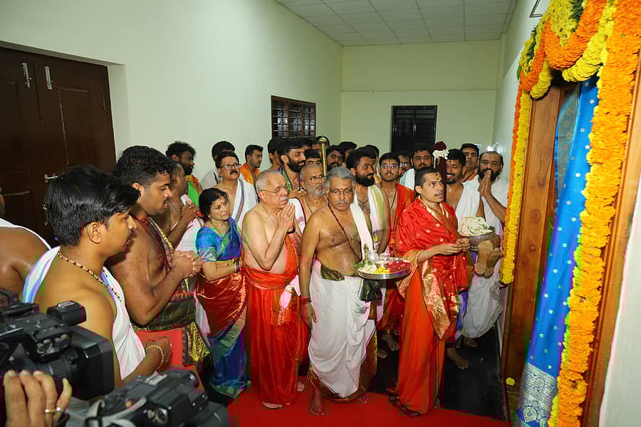 ಮೂಡುಬಿದಿರೆ ಮಿತ್ತಬೈಲು ರಾಮ ಮಂದಿರದ ನವೀಕೃತ ಸಭಾಭವನವನ್ನು ಗೋಕರ್ಣ ಮಠದ ವಿದ್ಯಾಧೀಶ ತೀರ್ಥ ಶ್ರೀಪಾದರು ಲೋಕಾರ್ಪಣೆ ಮಾಡಿದರು