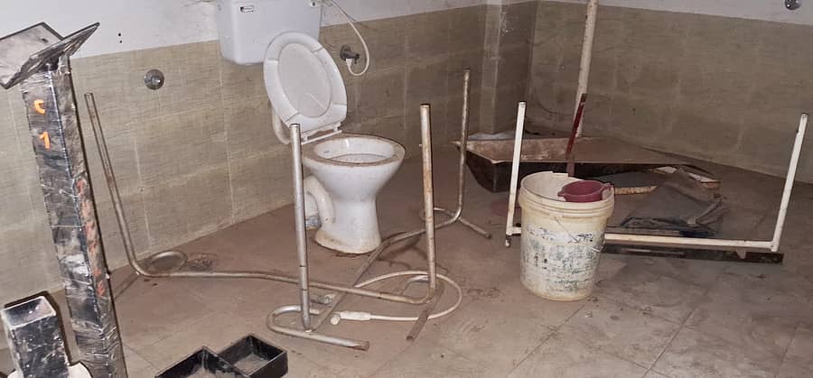 ತುಮಕೂರಿನ ಜಿಲ್ಲಾ ಕ್ರೀಡಾಂಗಣದಲ್ಲಿರುವ ವ್ಯಾಯಾಮ ಶಾಲೆಯ ಶೌಚಾಲಯ