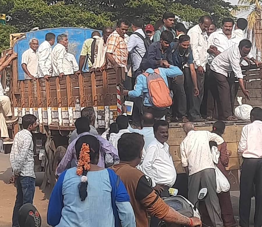 ಚುನಾವಣೆ ತರಬೇತಿಗೆ ತೆರಳಲು ನೌಕರರು ಬಸ್ ಇಲ್ಲದೆ ಲಾರಿ ಹತ್ತಿದರು