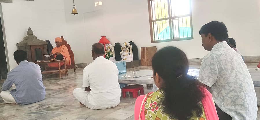 ನರಸಿಂಹರಾಜಪುರ ಸಿಂಹನಗದ್ದೆ ಬಸ್ತಿಮಠ 1008 ಚಂದ್ರಪ್ರಭ ತೀರ್ಥಂಕರ ಬಸದಿಯಲ್ಲಿ ಲಕ್ಷ್ಮೀಸೇನಭಟ್ಟಾರಕ ಪಟ್ಟಾಚಾರ್ಯವರ್ಯ ಸ್ವಾಮೀಜಿ ಅವರು ಯುಗಾದಿ ದಿನ ಪಂಚಾಂಗ ಶ್ರವಣ ನಡೆಸಿಕೊಟ್ಟರು