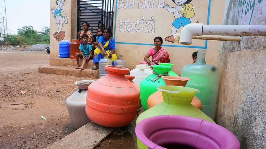 ಹರಗಿನಡೋಣಿ ಗ್ರಾಮದ ಶುದ್ಧ ಕುಡಿಯುವ ನೀರಿನ ಘಟಕವೊಂದರ ಬಳಿ ನೀರಿಗಾಗಿ ಕಾದು ಕುಳಿತಿರುವ ಗ್ರಾಮಸ್ಥರು ಚಿತ್ರ: ಮುರುಳಿಕಾಂತ ರಾವ್