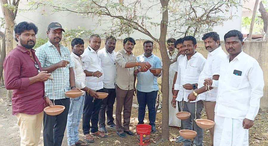 ಸಿಂಧನೂರಿನ ಗಾನಯೋಗಿ ಪಂಡಿತ ಪುಟ್ಟರಾಜ ಗವಾಯಿಗಳ ಉದ್ಯಾನದಲ್ಲಿ ಸುರೇಶ ಹಚ್ಚೊಳ್ಳಿ ಸುಕಾಲಪೇಟೆ ಅಭಿಮಾನಿಗಳ ಬಳಗ ಹಾಗೂ ವನಸಿರಿ ಫೌಂಡೇಶನ್ ಸಹಯೋಗದಲ್ಲಿ ಗಿಡ ಮರಗಳಿಗೆ ಮಣ್ಣಿನ ಮಡಿಕೆ ಕಟ್ಟಿ ಪಕ್ಷಿಗಳಿಗೆ ನೀರುಣಿಸುವ ಕಾರ್ಯ ನಡೆಸಲಾಯಿತು