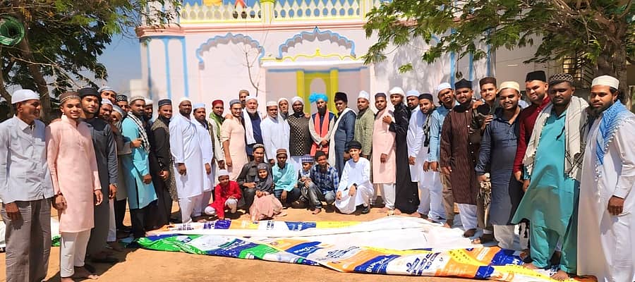 ಪಾವಗಡ ಈದ್ಗಾ ಮೈದಾನದ ಬಳಿ ಗುರುವಾರ ಈದ್ ಉಲ್ ಫಿತ್ರ್ ಆಚರಿಸಲಾಯಿತು