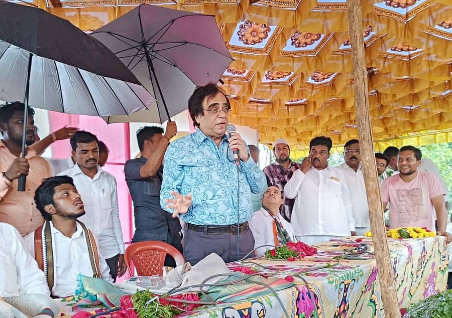 ಬೀದರ್ ತಾಲ್ಲೂಕಿನ ಮರಕುಂದಾದಲ್ಲಿ ಸೋಮವಾರ ಸುರಿಯುತ್ತಿದ್ದ ಮಳೆಯಲ್ಲೇ ನಡೆದ ಕಾಂಗ್ರೆಸ್ ಪ್ರಚಾರ ಸಭೆಯಲ್ಲಿ ಮಾಜಿ ಶಾಸಕ ಅಶೋಕ್ ಖೇಣಿ ಮಾತನಾಡಿದರು. ಬೀದರ್ ಲೋಕಸಭಾ ಕ್ಷೇತ್ರದ ಕಾಂಗ್ರೆಸ್ ಅಭ್ಯರ್ಥಿ ಸಾಗರ್ ಖಂಡ್ರೆ, ತನ್ವೀರ್ ಅಹಮ್ಮದ್ ಖಾನ್ ಇತರರು ಹಾಜರಿದ್ದರು 