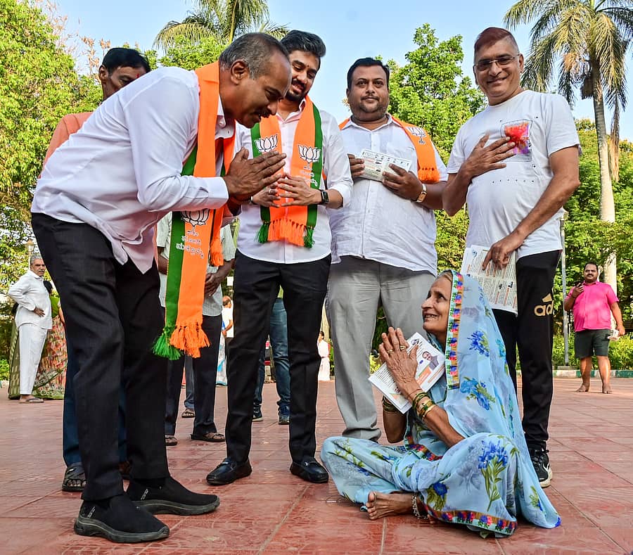 ಕೇಂದ್ರ ಲೋಕಸಭಾ ಕ್ಷೇತ್ರದ ಬಿಜೆಪಿ ಅಭ್ಯರ್ಥಿ ಪಿ.ಸಿ.ಮೋಹನ್ ಅವರು ಕುಮಾರಕೃಪಾ ಉದ್ಯಾನದಲ್ಲಿ ವಾಯು ವಿಹಾರಿಗಳ ಜತೆಗೆ ಚರ್ಚಿಸಿದರು. ಪ್ರಜಾವಾಣಿ ಚಿತ್ರ/ ಪ್ರಶಾಂತ್ ಎಚ್.ಜಿ.