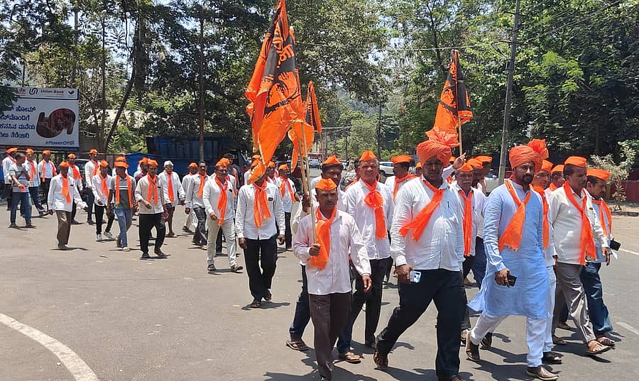 ಕಾರವಾರದಲ್ಲಿ ಮಹಾರಾಷ್ಟ್ರ ಏಕೀಕರಣ ಸಮಿತಿ ಕಾರ್ಯಕರ್ತರು ಸೋಮವಾರ ಮೆರವಣಿಗೆ ನಡೆಸಿದರು.