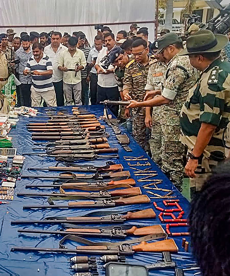 <div class="paragraphs"><p>ಬಸ್ತಾರ್ ವಲಯದ ಐಜಿಪಿ ಸುಂದರರಾಜ್ ಪಿ. ಅವರು ಮಂಗಳವಾರ ನಡೆದ ನಕ್ಸಲ್ ನಿಗ್ರಹ ಕಾರ್ಯಾಚರಣೆ ವೇಳೆ ವಶಪಡಿಸಿಕೊಂಡಿರುವ ಶಸ್ತ್ರಾಸ್ತ್ರಗಳನ್ನು ಕಾಂಕೇರ್ನಲ್ಲಿ ಬುಧವಾರ ಪರಿಶೀಲಿಸಿದರು </p></div>