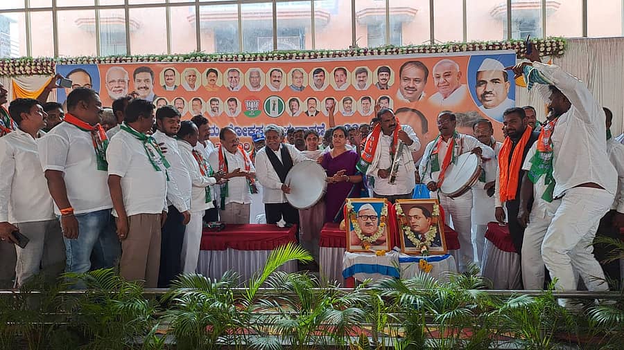 ಮಧುಗಿರಿಯಲ್ಲಿ ನಡೆದ ಬಿಜೆಪಿ ಪ್ರಚಾರ ಸಭೆಯನ್ನು ತಮಟೆ ಬಾರಿಸುವ ಮೂಲಕ ಮಂದಕೃಷ್ಣ ಉದ್ಘಾಟಿಸಿದರು