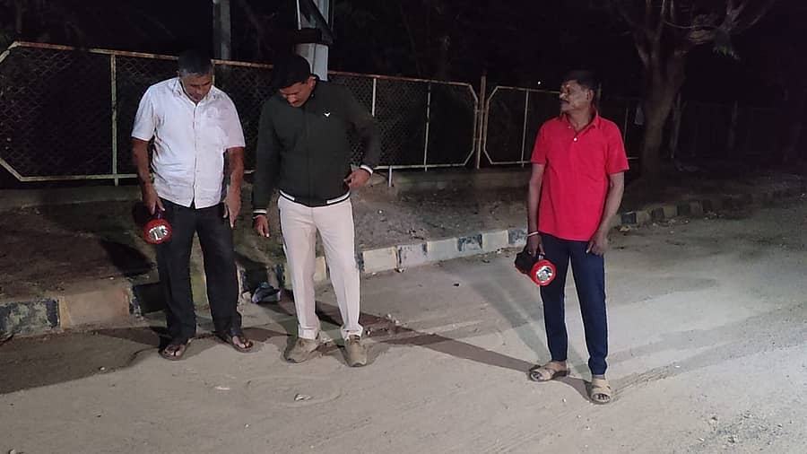 ಆನೇಕಲ್ಗೆ ಸಮೀಪದ ಕಾವಲಹೊಸಹಳ್ಳಿಯ ಎಸ್ಆರ್ಆರ್ ಬಡಾವಣೆಯಲ್ಲಿ ಚಿರತೆಯ ಹೆಜ್ಜೆ ಹುಡುಕಾಟದಲ್ಲಿ ಅರಣ್ಯ ಇಲಾಖೆಯ ಸಿಬ್ಬಂದಿ