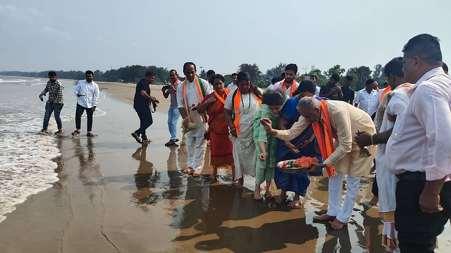 <div class="paragraphs"><p>ನಾಮಪತ್ರ ಸಲ್ಲಿಕೆಗೆ ಮುನ್ನ ಸಿದ್ದಿವಿನಾಯಕ ದೇವಸ್ಥಾನ, ಮಾಲಾದೇವಿ ದೇವಸ್ಥಾನದಲ್ಲಿ ಪೂಜೆ ಸಲ್ಲಿಸಿದ ಬಳಿಕ ಅರಬ್ಬಿ ಸಮುದ್ರಕ್ಕೆ ಪೂಜೆ ಸಲ್ಲಿಸಿದ ವಿಶ್ವೇಶ್ವರ ಹೆಗಡೆ ಕಾಗೇರಿ</p></div>