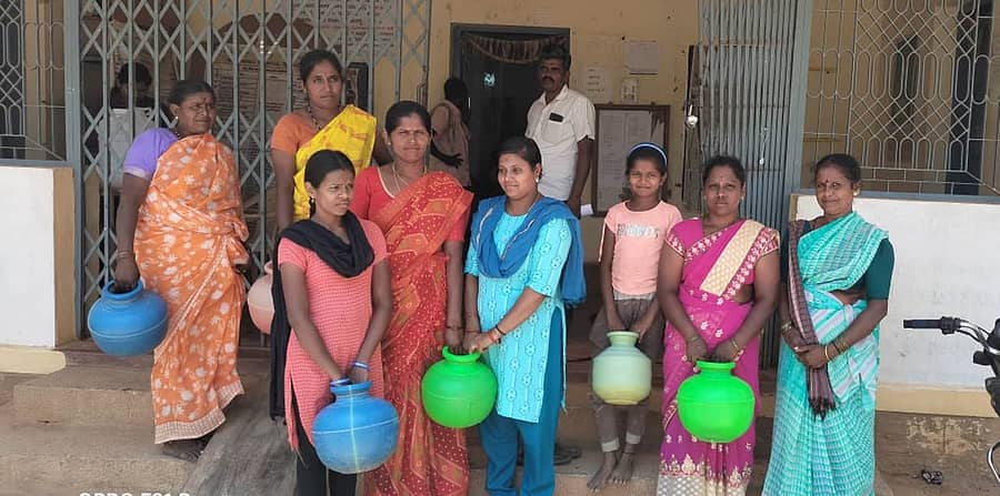 ತುರುವೇಕೆರೆ ತಾಲ್ಲೂಕು ಶೆಟ್ಟಿಗೊಂಡನಹಳ್ಳಿ ಗ್ರಾಮ ಪಂಚಾಯ್ತಿಯ ನೆರಿಗೇಹಳ್ಳಿಯಲ್ಲಿ ಕುಡಿಯುವ ನೀರಿನ ಸಮಸ್ಯೆ ಈಡೇರಿಸುವಂತೆ ಆಗ್ರಹಿಸಿ ಗ್ರಾಮದ ಮಹಿಳೆಯರು ಕೊಡಹಿಡಿದು ಪಂಚಾಯ್ತಿ ಮುಂದೆ ಸೋಮವಾರ ಪ್ರತಿಭಟನೆ ನಡೆಸಿದರು.