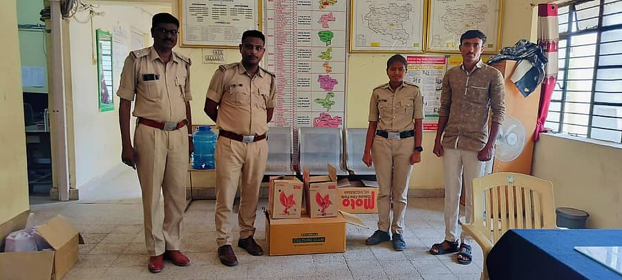 ತುರ್ವಿಹಾಳ ಪಟ್ಟಣದ ಪೊಲೀಸರು ವಶಪಡಿಸಿಕೊಂಡ ಅಕ್ರಮ ಮಧ್ಯದ ಬಾಕ್ಸ್ಗಳು