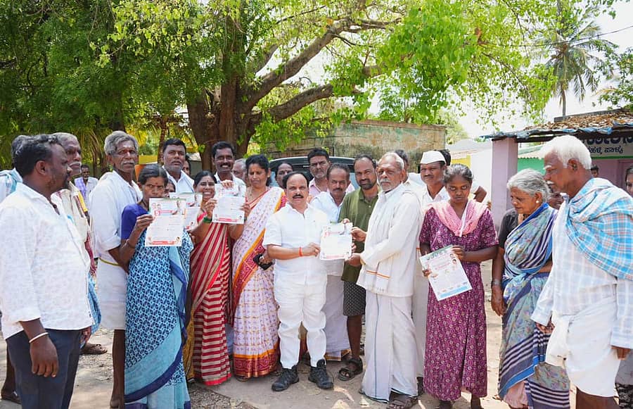 ಧರ್ಮಪುರ ಸಮೀಪದ ಖಂಡೇನಹಳ್ಳಿ ಪಾಳ್ಯದಲ್ಲಿ ಜಿಲ್ಲಾ ಉಸ್ತುವಾರಿ ಸಚಿವ ಡಿ.ಸುಧಾಕರ್ ಕಾಂಗ್ರೆಸ್ ಅಭ್ಯರ್ಥಿ ಬಿ.ಎನ್.ಚಂದ್ರಪ್ಪ ಪರ ಮತಯಾಚನೆ ಮಾಡಿದರು