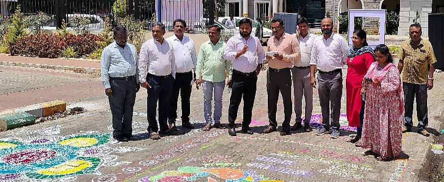 ಮತದಾನದ ಮಹತ್ವ ಕುರಿತು ಜಾಗೃತಿ ಮೂಡಿಸುವ ಸಲುವಾಗಿ ಸಿಬ್ಬಂದಿ ಬಿಡಿಸಿದ್ದ ರಂಗೋಲಿಗಳನ್ನು ಅಧಿಕಾರಿಗಳು ವೀಕ್ಷಿಸಿದರು.