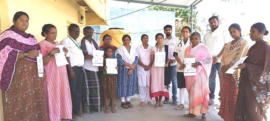 ರಾಮನಗರ ತಾಲ್ಲೂಕಿನ ಗೊಲ್ಲರಹಳ್ಳಿ ಗ್ರಾಮದಲ್ಲಿ ಸೋಮವಾರ ಬೇಸಿಗೆ ಆರೋಗ್ಯ ಶಿಕ್ಷಣ ಕಾರ್ಯಕ್ರಮ ಜರುಗಿತು. ಜಿಲ್ಲಾ ಆರೋಗ್ಯ ಶಿಕ್ಷಣಾಧಿಕಾರಿ ಅರ್ಪಿತಾ ಕೆ.ಜೆ, ತಾಲ್ಲೂಕು ಆರೋಗ್ಯಾಧಿಕಾರಿ ಡಾ. ಉಮಾ, ವೈದ್ಯಾಧಿಕಾರಿ ಡಾ. ಶ್ವೇತಾ, ಹಿರಿಯ ಆರೋಗ್ಯ ನಿರೀಕ್ಷಣಾಧಿಕಾರಿ ದಾಸಪ್ಪ, ಎಪಿಡೆಮೋಲಜಿಸ್ಟ್ ನಿವೇದಿತಾ ಹಾಗೂ ಇತರರು ಇದ್ದಾರೆ