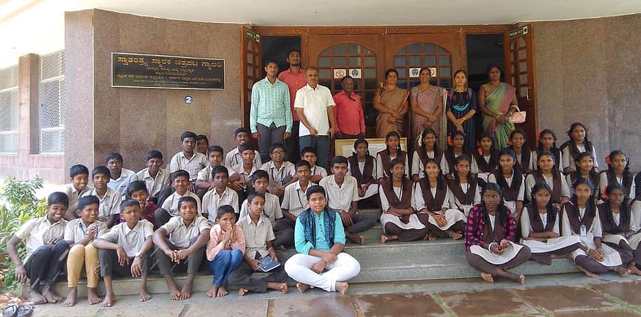 ಶಿಡ್ಲಘಟ್ಟ ತಾಲ್ಲೂಕಿನ ತುಮ್ಮನಹಳ್ಳಿಯ ಸರ್ಕಾರಿ ಪ್ರೌಢಶಾಲೆಯ ವಿದ್ಯಾರ್ಥಿಗಳು ಮತ್ತು ಶಿಕ್ಷಕರು ಸ್ವಾತಂತ್ರ್ಯ ಸ್ಮಾರಕ ಗ್ಯಾಲರಿ ವೀಕ್ಷಿಸಿದರು