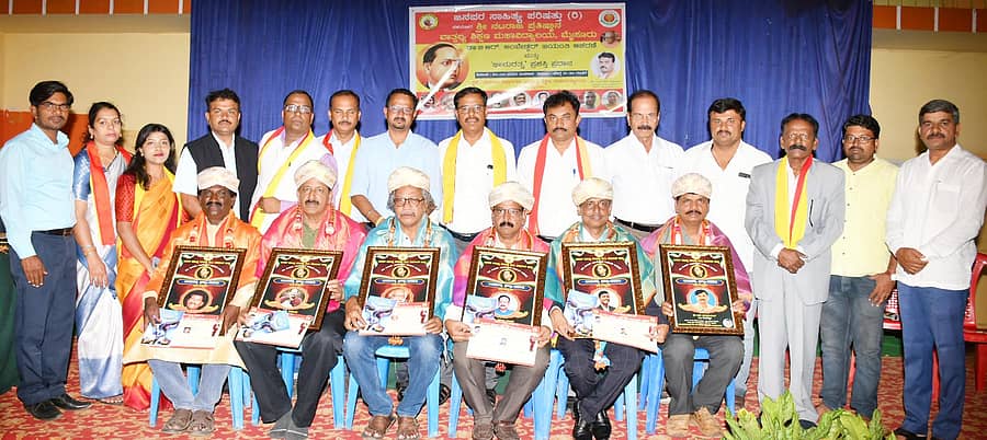ಮೈಸೂರಿನ ನಟರಾಜ ಸಭಾಂಗಣದಲ್ಲಿ ಬುಧವಾರ ನಡೆದ ಕಾರ್ಯಕ್ರಮದಲ್ಲಿ ವಿವಿಧ ಕ್ಷೇತ್ರದ ಸಾಧಕರಾದ ಸಿ.ಎಂ. ನರಸಿಂಹಮೂರ್ತಿ, ಪ್ರೊ.ಎಸ್. ಶಿವರಾಜಪ್ಪ, ಪ್ರೊ.ರಾಜಪ್ಪ ದಳವಾಯಿ, ಪ್ರಶಾಂತ ನಾಯಕ, ಡಾ.ಅಬ್ದುಲ್ ಖಾದರ್, ಅಂಶಿ ಪ್ರಸನ್ನಕುಮಾರ್ ಅವರಿಗೆ ‘ಭೀಮರತ್ನ’ ಪ್ರಶಸ್ತಿ ಪ್ರದಾನ ಮಾಡಲಾಯಿತು