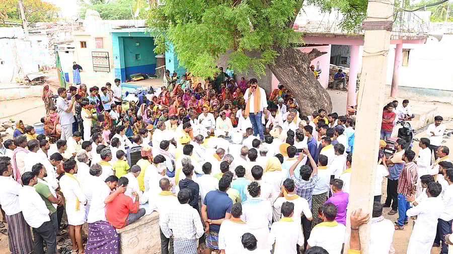 ಸುರಪುರ ವಿಧಾನಸಭಾ ಕ್ಷೇತ್ರದ ಬೈಲಕುಂಟಿ ಗ್ರಾಮದಲ್ಲಿ ಶನಿವಾರ ಬಿಜೆಪಿ ಅಭ್ಯರ್ಥಿ ರಾಜೂಗೌಡ ಮತಯಾಚನೆ ಮಾಡಿದರು