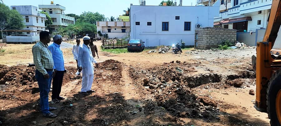 ಕುಷ್ಟಗಿಯ 3ನೇ ವಾರ್ಡಿನ ನಿವಾಸಿಗಳು ಸ್ವಂತ ಖರ್ಚಿನಲ್ಲಿ ರಸ್ತೆ ನಿರ್ಮಾಣ ಮಾಡಿಕೊಂಡಿರುವುದು