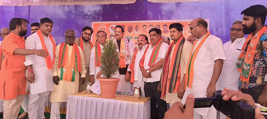 ವಾಡಿ ಪಟ್ಟಣದ ಸೇವಾಲಾಲ್ ದೇವಸ್ಥಾನ ಆವರಣದಲ್ಲಿ ಭಾನುವಾರ ಕಲಬುರಗಿ ಲೋಕಸಭಾ ಕ್ಷೇತ್ರದ ಬಿಜೆಪಿ ಅಭ್ಯರ್ಥಿ ಉಮೇಶ ಜಾಧವ ಪರ  ಆಯೋಜಿಸಿದ್ದ ಪ್ರಚಾರ ಸಭೆಯನ್ನು ಶಾಸಕ ಬಸನಗೌಡ ಪಾಟೀಲ ಯತ್ನಾಳ ಉದ್ಘಾಟಿಸಿದರು