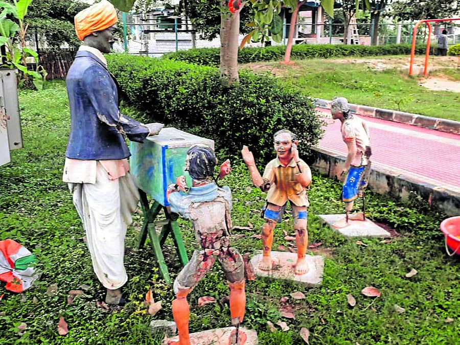 <div class="paragraphs"><p>ಪಾರ್ಕ್ನಲ್ಲಿರುವ ಗೊಂಬೆಗಳನ್ನು ಕಿಡಿಗೇಡಿಗಳು ಒಡೆದು ಹಾಕಿರುವುದು</p></div>