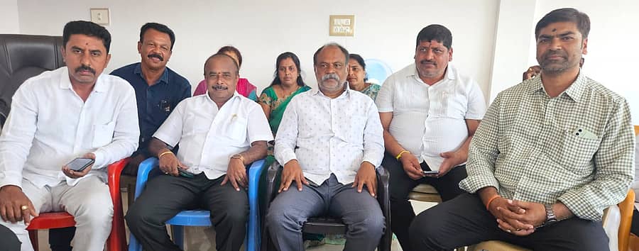 ಮಳವಳ್ಳಿ ಪಟ್ಟಣದ ಕಾಂಗ್ರೆಸ್ ಕಚೇರಿಯಲ್ಲಿ ಜೆಡಿಎಸ್ ಎಸ್ಸಿ ವಿಭಾಗದ ರಾಜ್ಯ ಘಟಕದ ಅಧ್ಯಕ್ಷ ಕೆ.ಅನ್ನದಾನಿ ಹಾಗೂ ಬಿಜೆಪಿ ಮುಖಂಡ ಜಿ.ಮುನಿರಾಜು ಮಾತನಾಡಿದರು. ಪುಟ್ಟರಾಮು, ವಿ.ಎಂ.ವಿಶ್ವನಾಥ್, ಬಿ.ರವಿ ಕಂಸಾಗರ ಇದ್ದಾರೆ