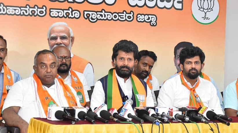 <div class="paragraphs"><p>ಮೈಸೂರಿನಲ್ಲಿ ಸೋಮವಾರ ನಡೆದ ಸುದ್ದಿಗೋಷ್ಠಿಯಲ್ಲಿ ಬಿಜೆಪಿ ಮುಖಂಡ ಸಿ.ಟಿ.ರವಿ ಮಾತನಾಡಿದರು. ಶಾಸಕ ಟಿ.ಎಸ್‌.ಶ್ರೀವತ್ಸ, ಸಂಸದ ಪ್ರತಾಪ್ ಸಿಂಹ ಹಾಜರಿದ್ದರು.</p></div>