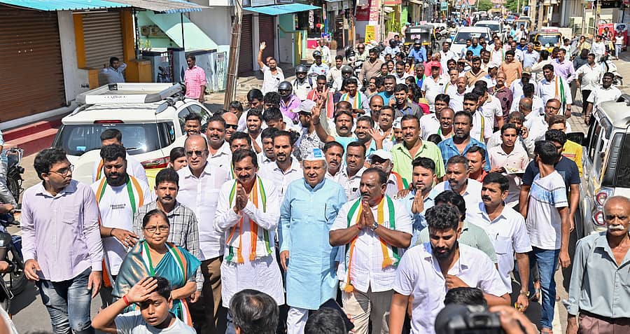 ಮೈಸೂರು–ಕೊಡಗು ಲೋಕಸಭಾ ಕ್ಷೇತ್ರದ ಕಾಂಗ್ರೆಸ್ ಅಭ್ಯರ್ಥಿ ಎಂ.ಲಕ್ಷ್ಮಣ ಅವರು ಆಮ್ ಆದ್ಮಿ ಪಕ್ಷದ ರಾಜ್ಯ ಘಟಕದ ಅಧ್ಯಕ್ಷ ‘ಮುಖ್ಯಮಂತ್ರಿ’ ಚಂದ್ರು ಹಾಗೂ ಶಾಸಕ ಕೆ.ಹರೀಶ್ ಗೌಡ ಅವರೊಂದಿಗೆ ಕೆ.ಜಿ.ಕೊಪ್ಪಲಿನಲ್ಲಿ ಬುಧವಾರ ಮತ ಯಾಚಿಸಿದರು –ಪ್ರಜಾವಾಣಿ ಚಿತ್ರ