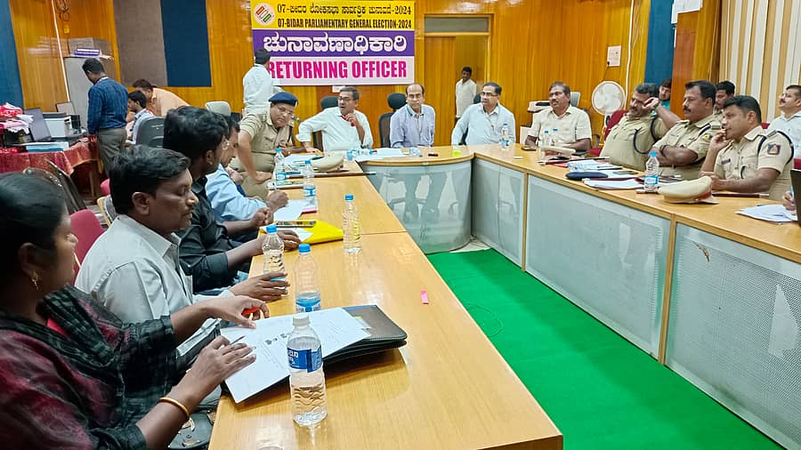 ಬೀದರ್‌ನಲ್ಲಿ ಮಂಗಳವಾರ ನಡೆದ ಸಭೆಯಲ್ಲಿ ಚುನಾವಣಾ ಸಾಮಾನ್ಯ ವೀಕ್ಷಕ ದೀಪಂಕರ್ ಮೋಹಪಾತ್ರ ಮಾತನಾಡಿದರು