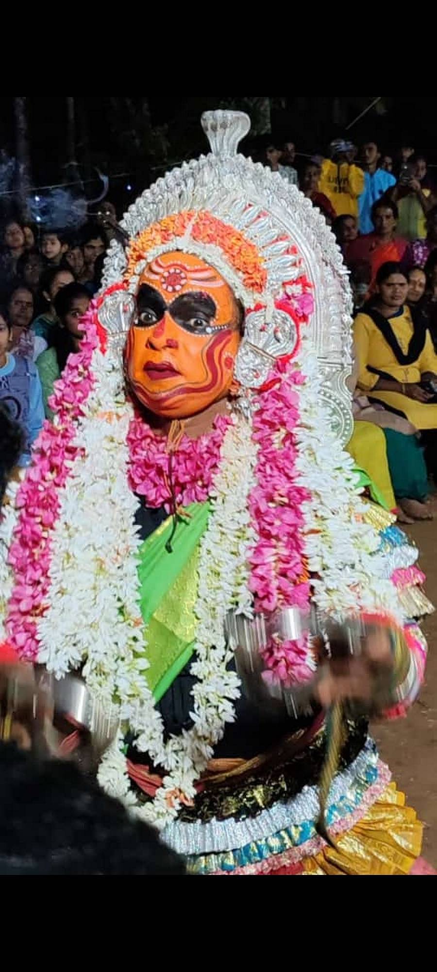 ಸೋಮವಾರಪೇಟೆ ಸಮೀಪದ ಗೌಡಳ್ಳಿ ನವದುರ್ಗಾ ಪರಮೇಶ್ವರಿ ದೇವಾಲಯದ ಆವರಣದಲ್ಲಿ ನಡೆದ ನೇಮೋತ್ಸವದಲ್ಲಿ ರಕ್ತೇಶ್ವರ ದೈವ ಕೋಲ