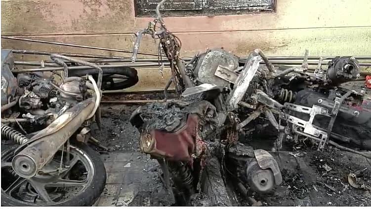 ಬೆಂಕಿಗೆ ಆಹುತಿಯಾದ ಬೈಕ್.