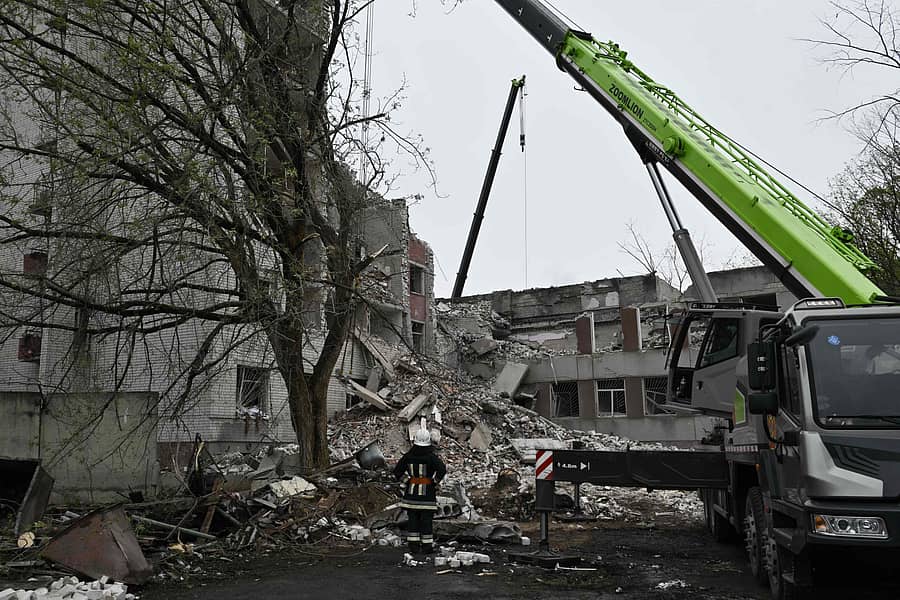 <div class="paragraphs"><p>ಉಕ್ರೇನ್ನ ಚೆರ್ನಿಗಿವ್ ನಗರದ ಮೇಲೆ ರಷ್ಯಾ ನಡೆಸಿರುವ ಕ್ಷಿಪಣಿದಾಳಿಯಿಂದ ಹಾನಿಗೀಡಾದ ಕಟ್ಟಡದಲ್ಲಿ ರಕ್ಷಣಾ ಪಡೆಗಳು ಕಾರ್ಯಾಚರಣೆ ನಡೆಸುತ್ತಿರುವುದು </p></div>