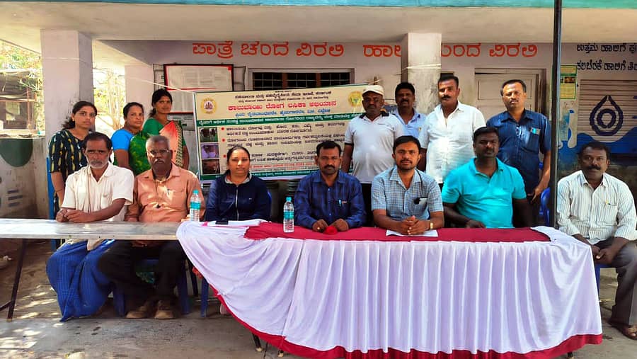 ಚನ್ನಪಟ್ಟಣ ತಾಲ್ಲೂಕಿನ ಕೋಡಂಬಹಳ್ಳಿಯಲ್ಲಿ ಕಾಲುಬಾಯಿ ಜ್ವರಕ್ಕೆ ಐದನೇ ಸುತ್ತಿನ ಲಸಿಕೆ ಹಾಕುವ ಕಾರ್ಯಕ್ರಮದಲ್ಲಿ ಪಶು ಇಲಾಖೆ ಸಹಾಯಕ ನಿರ್ದೇಶಕ ಡಾ.ವಿವೇಕ್, ಪಶು ಇಲಾಖೆ ವೈದ್ಯಾಧಿಕಾರಿಗಳು ಭಾಗವಹಿಸಿದ್ದರು