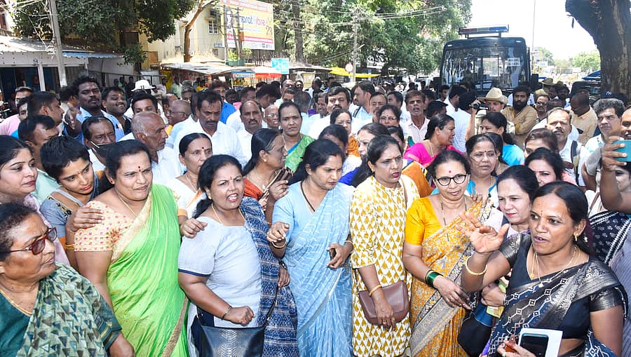 ತುಮಕೂರು ಜಿಲ್ಲಾಧಿಕಾರಿ ಕಚೇರಿ ಎದುರು ಮಂಗಳವಾರ ಬಿಜೆಪಿ, ಜೆಡಿಎಸ್ ಮಹಿಳಾ ಕಾರ್ಯಕರ್ತೆಯರು ಪ್ರತಿಭಟನೆ ನಡೆಸಿದರು