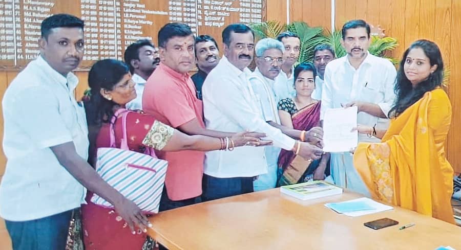 ತುಮಕೂರು ಜಿಲ್ಲಾಧಿಕಾರಿ ಕಚೇರಿಯಲ್ಲಿ ಶುಕ್ರವಾರ ವಿವಿಧ ಬೇಡಿಕೆಗಳ ಈಡೇರಿಕೆಗೆ ಆಗ್ರಹಿಸಿ ಕರ್ನಾಟಕ ಸಾಂಸ್ಕೃತಿಕ ಸಂಘಟನೆಗಳ ರಾಜ್ಯ ಮಹಾ ಒಕ್ಕೂಟದಿಂದ ಜಿಲ್ಲಾಧಿಕಾರಿ ಶುಭ ಕಲ್ಯಾಣ್‌ ಅವರಿಗೆ ಮನವಿ ಸಲ್ಲಿಸಲಾಯಿತು. ಒಕ್ಕೂಟದ ಅಧ್ಯಕ್ಷ ವೀರೇಶ ಪ್ರಸಾದ ಇತರರು ಹಾಜರಿದ್ದರು