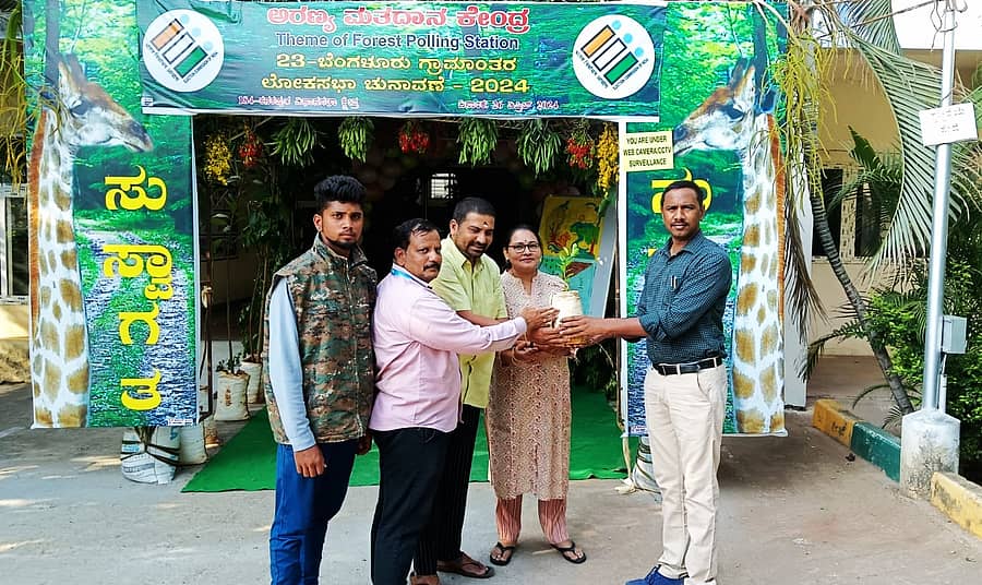 ಕನಕಪುರ ಜಿಟಿಟಿಸಿ ಅರಣ್ಯ ಮತಗಟ್ಟೆ ಕೇಂದ್ರದಲ್ಲಿ ಮತದಾನ ಮಾಡಿದವರಿಗೆ ನಗರಸಭೆ ಪೌರಾಯುಕ್ತ ಎಂ.ಎಸ್.ಮಹದೇವು ಗಿಡಗಳನ್ನು ವಿತರಣೆ ಮಾಡಿದರು