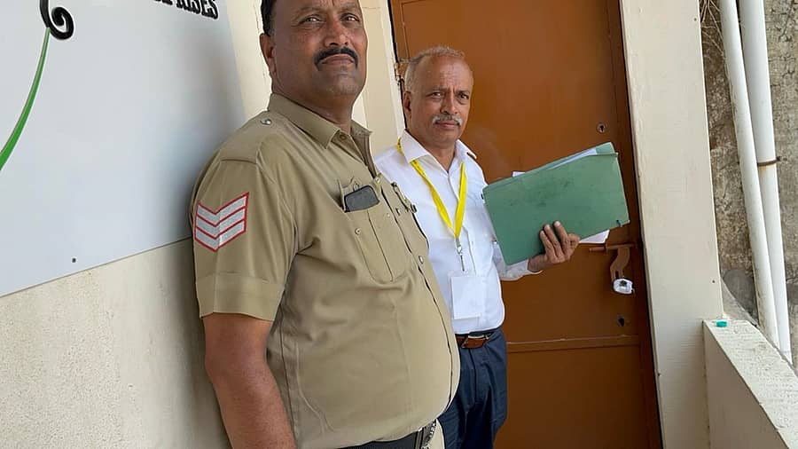 ಹಾಸನದ ಕಟ್ಟಿನಕೆರೆ ಮಾರುಕಟ್ಟೆಯ ಶ್ರೀನಿಧಿ ಪ್ರಿಂಟರ್ಸ್ಗೆ ಬೀಗಮುದ್ರೆ ಹಾಕಲಾಯಿತು.