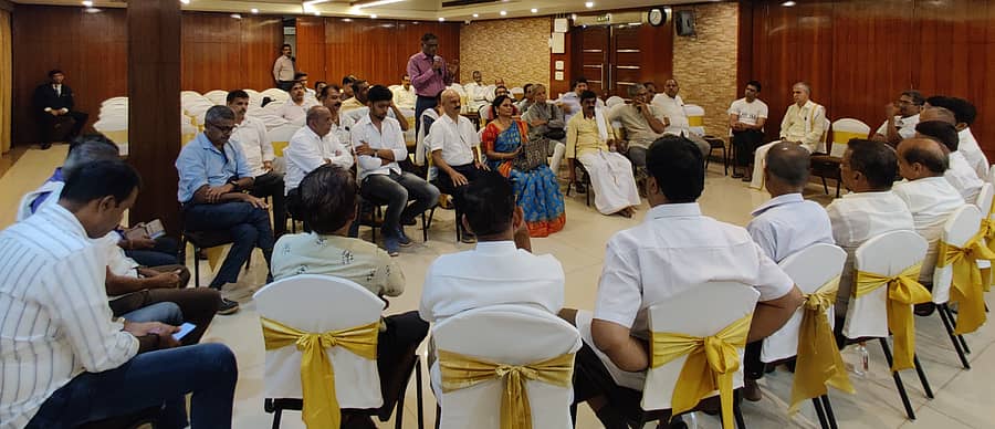 ಮಂಗಳೂರಿನಲ್ಲಿ ಇತ್ತೀಚೆಗೆ ಸಮಾನ ಮನಸ್ಕ ಬ್ರಾಹ್ಮಣ ವೇದಿಕೆ ಸಭೆ ನಡೆಯಿತು